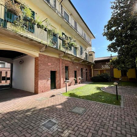 Guest House Sansiro Fiera Милан Экстерьер фото